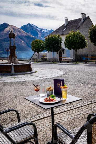 Terrasse Le Bistrot de l'Abbaye dans les Pyrénées à Saint-Savin - Hôtel restaurant de charme 4 étoiles